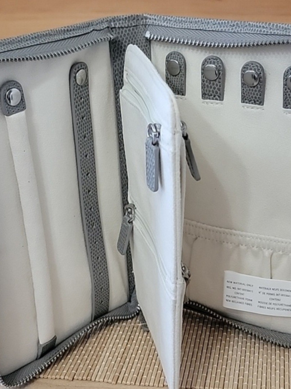 WOLF White and Light Gray Jewelry Case